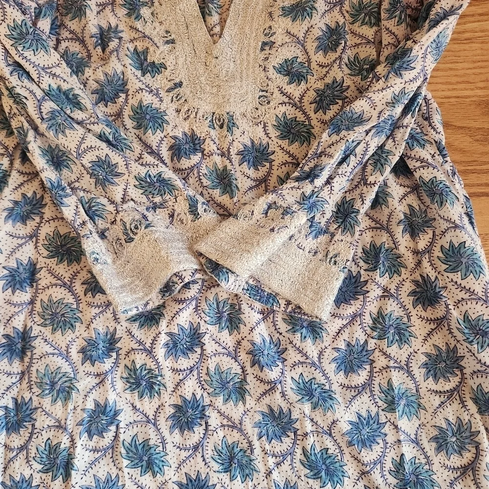 GUC Roberta Roller Rabbit Floral Blue and White Women's Top, Size M